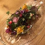 37+1 - 甘ーいトマトの上に香草やお花。
                                色鮮やかに仕上がっていくのをカウンターから見てるの楽しい♪