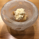 37+1 - 桃のコンポートにミルクとクリームチーズのアイスクリームを添えて。