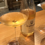 37+1 - 一杯目の白ワイン。
                                ワインの種類も豊富でおまかせすると、お料理に合うおすすめ出してくれます。