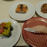 魚べい - サーモンペッパーマヨ炙り、牛カルビ、まぐたくぐんかん、活け〆はまち腹とろ