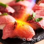 Unikuto Nikuzushi Yakei Koshitsu Izakaya Sozai An - 絶品！軽く炙った肉寿司は上質な脂の旨味を感じられる逸品です。