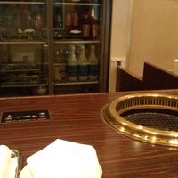 和牛焼肉KIM - カウンター席が４席あり、この右奥にはテーブル席がいくつかあるみたい。
