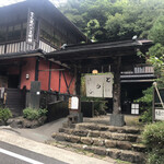 夢心亭 - 右手に暖簾がかかった印象的な門が。