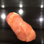 寿司大 - おまかせ４８００円。境港の生マグロのトロだそうです。少し筋が残る切りつけですが、旨味と溶けそうな食感はキチンと感じられました（╹◡╹）