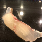 寿司大 - おまかせ４８００円。真鯛。塩でいただきますね。歯応え、旨味ともにしっかりして、抜群とはいきませんが、とても美味しかったです（╹◡╹）