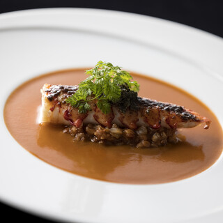 トレ・コローネ - 料理写真:魚料理一例：オマール海老の直火焼