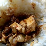 四川麻婆専家 辣辣 - こんな感じでオン･ザ･ライスで食べます(･∀･)ｲﾋｯ