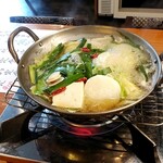 博多天神 もつ鍋 お多福 - 煮えてくるとこんな感じ。