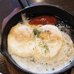 しゃんと - 鉄板目玉焼き
よくよく考えればフライパンのまま出てきた目玉焼き
みたいなもんだけど、
『鉄板』と付くと旨そうな印象になっちゃう？