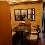 カフェ香咲 - 奥には半個室席もある。