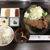 牛かつもと村 - 牛かつ定食（1枚130ｇ　麦飯+とろろ+味噌汁付き/1,400円） ●追加牛かつ（4切800円）友人とシェアで2切ずつ盛り付け