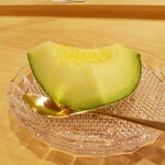 勢麟 - 静岡のメロンは身が締まって激甘。