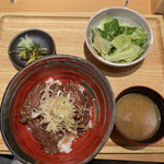 Harami Saisei Sakaba Niku No Kobayashi - 丼のセンターラインよりかなり下に料理があります