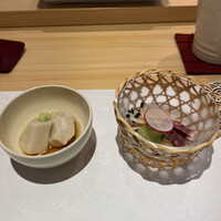 すし 副島康広 - 胡麻豆腐　ナガスクジラのウネの酢味噌和え
                    　噛めば噛むほど鯨の旨みが染みてきます⭐️⭐️⭐️⭐️⭐️
                    