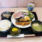 おばちゃんの店 - 料理写真:とんかつ定食　８８０円