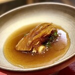 4000 Chinese Restaurant - ⑦毛鹿鮫 ～毛鹿鮫（ネズミザメ）の鱶鰭を使った醤油煮込み。葱とツルムラサキを添えて。柔らかな鱶鰭はスプーンで解しながら頂きます。