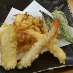 天ぷら徳家 - エビ、なす、ピーマン、イカ、玉ねぎかき揚げ