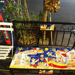 トラットリア・築地パラディーゾ - 道にタイルのベンチ