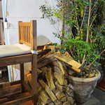 トラットリア・築地パラディーゾ - 炭火焼の薪