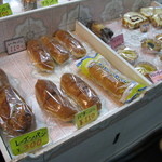 Yamatoya - 通路に並ぶパン達です