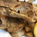 もつ焼 まるい - 鳥皮。サクサクジューシー。