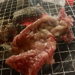 ホルモンまさる  - 炭火七輪にカルビ投入‼️