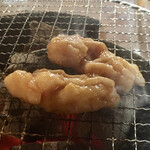 ホルモンまさる  - シマチョウを炭火七輪に投入❗️