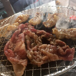 ホルモンまさる  - 炭火七輪にならぶ
      大盤カルビ&シマチョウ