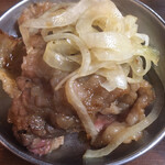 ホルモンまさる  - ドッカリ出来たカルビ焼肉
      タマネギサラダと共にー