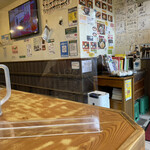 川出拉麺店 - カウンター席とサイン色紙