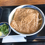 こだわり手打ちうどん 山 - 薬味ネギ、おろし生姜を別皿で用意してくれます。（2021.7 byジプシーくん）