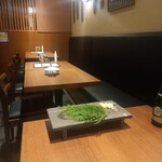 串焼きとお酒 かんむり - キレイな店内