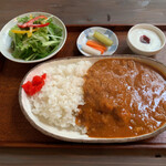 Hashigo Cafe Kyoto - 手づくりインドカリー（980円）には、サラダ、ピクルス、ヨーグルトがデフォで付いてます。
                カレーではなく、カリーなのですね。