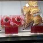 洋菓子倶楽部 KAREN - ティラミス（右）、一番のお気に入り