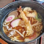 やなぎ家 - 鍋焼きうどん950円(税込) 蕎麦にも変更できるみたいで、きしめん変更&大盛は+100円。 鍋焼きだけで５種類あるのも珍しいですね！ うどんは太めで甘じょっぱい汁を吸収していて食欲をそそります♪