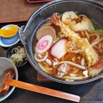 やなぎ家 - 鍋焼きうどん950円(税込) 蕎麦にも変更できるみたいで、きしめん変更&大盛は+100円。 鍋焼きだけで５種類あるのも珍しいですね！ うどんは太めで甘じょっぱい汁を吸収していて食欲をそそります♪