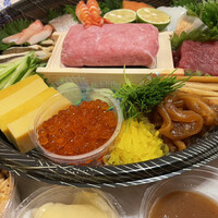 鮨　かねさか パレスホテル東京店 - 別角度から。納豆などは別盛りで。