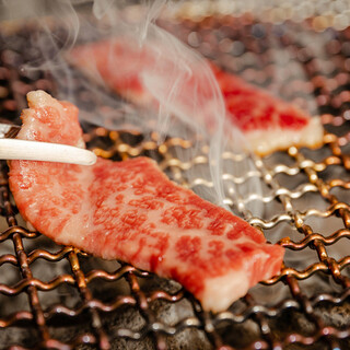 Enjoy delicious meat with authentic charcoal-Yakiniku (Grilled meat).