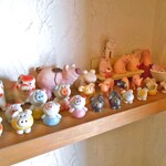 コッテジ - ブタのフィギュアが飾られています