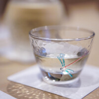 うを徳 - 酒盅（ちよく、さかづき）に"掃愁帚（さけ）"