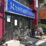 マッシモッタヴィオ - 鮮やかなブルーの看板はかなり目立ちます！