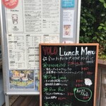 CAFE&BAR YOLO - 通りの看板