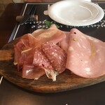 Pizzeria CROCCHIO - イタリア産ハムの四種盛り (Pancetta cotta dolce、Prosciutto di Parma、Saláme、Mortadella)