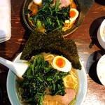 壱八家 - 手前がらーめん(ほうれん草トッピング)、奥が赤味噌らーめん(ほうれん草トッピング)