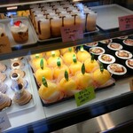 Miri Yougashi Ten - お店に入るとショーケースにはケーキがずらり。
                        
                        まるごと桃タルトかわいいー！
                        (けど…最近アレルギー体質なので我慢w)