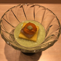 鮨 権左衛門 - 茶豆の摺流し 玉蜀黍豆腐と炙り帆立と与市馬糞雲丹を乗せて
                    →お出汁の効いた茶豆の摺流し♪そして玉蜀黍豆腐♪良いですね(^^)そして馬糞雲丹との3色の色合いが見事ですね！