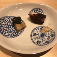 鮨 権左衛門 - 千葉 煮蛸と茨城 蒸し鮑 肝ソース
                    →共に1.5hの火入れで。蛸はまだまだ力強く弾力と旨味たっぷり！鮑は柔らかい(^^)肝ソースはクリアな味わい！鮮度と手当の良さを感じさせてくれます(^^)
                    