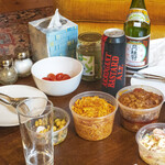 Papasito Food Markets - ある日のテーブル上の風景。改めて見てみるとこの写真だけで、papasitoの惣菜を中心に、Whole Foods Market、Foodtown、Super Foodtown, Unity Fine Wine and Liquorという全五軒のお店から買ってきたものが写っていますね。