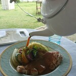海の見えるレストラン マテリア - 豚肉のブイヤベースはテーブルでスープを注いで