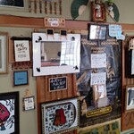 赤坂とん平 - 店内には様々な掲示板